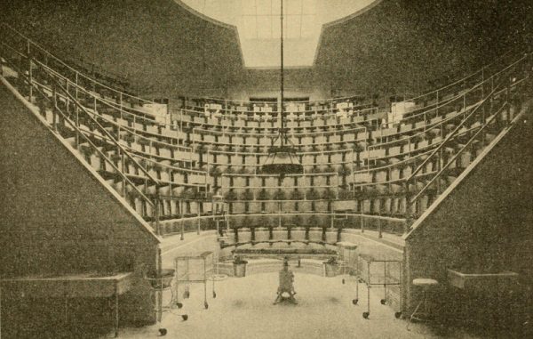 Amfiteatr kliniczny ze stołem operacyjnym na środku (fot. domena publiczna)