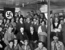Hitler z członkami NSDAP. Wbrew temu, co twierdzą niektórzy przedstawiciele prawicy, nazistowska partia nie była lewicowa.