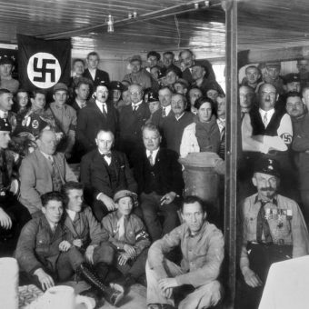 Hitler z członkami NSDAP. Wbrew temu, co twierdzą niektórzy przedstawiciele prawicy, nazistowska partia nie była lewicowa.