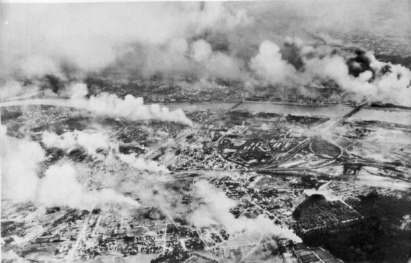 Środki zrzucane z samolotów trafiały między innymi do okupowanej Warszawy.