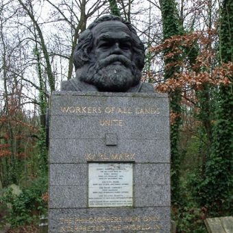 Grób Karola Marksa (fot. Burn_the_asylum, lic. CC BY-SA 3.0)