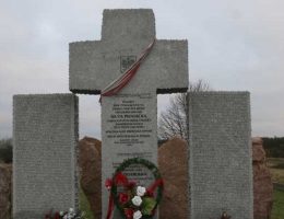 Pomnik pomordowanych przez SS-Galizien w Hucie Pieniackiej (fot. Stanisław i Andrzej Tomczakowie, lic. GNU FDL)