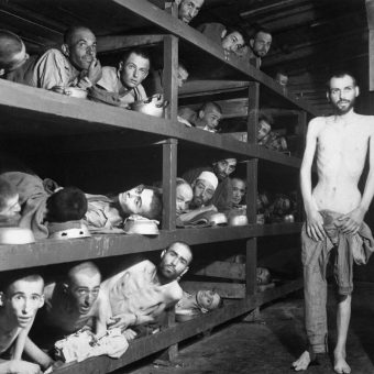 Przymusowi robotnicy w obozie Buchenwald (fot. Private H. Miller., lic. domena publiczna)