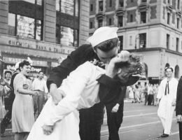 Słynna scena pocałunku na Times Square w Nowym Jorku.