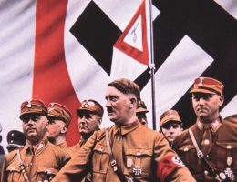 Hitler obserwuje przemarsz SA przez centrum Norymbergi w trakcie zjazdu w 1935 roku.