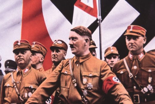 Hitler obserwuje przemarsz SA przez centrum Norymbergi w trakcie zjazdu w 1935 roku.