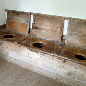 Trzyosobowa toaleta nie była wyłącznie fanaberią średniowiecznych ludzi. Brytyjczycy grupowo wypróżniali się jeszcze w XVIII wieku (pochodząca z tamtego okresu toaleta na zdjęciu).