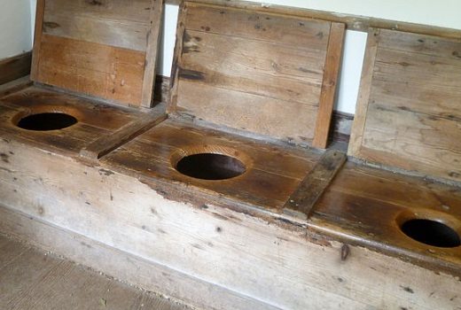 Trzyosobowa toaleta nie była wyłącznie fanaberią średniowiecznych ludzi. Brytyjczycy grupowo wypróżniali się jeszcze w XVIII wieku (pochodząca z tamtego okresu toaleta na zdjęciu).