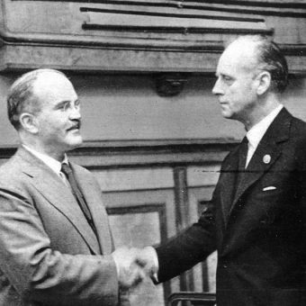 Mołotow i Ribbentrop po podpisaniu sowiecko-niemieckiego traktatu o przyjaźni i granicy między ZSRR a Niemcami.