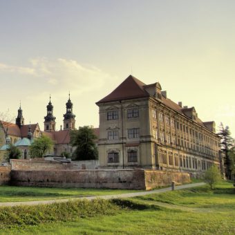 Władysław został pochowany w klasztorze w Lubiążu.