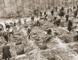 Pod nadzorem amerykańskich żołnierzy niemieccy cywile z Suttrop wykopują groby dla ofiar marcowej masakry.