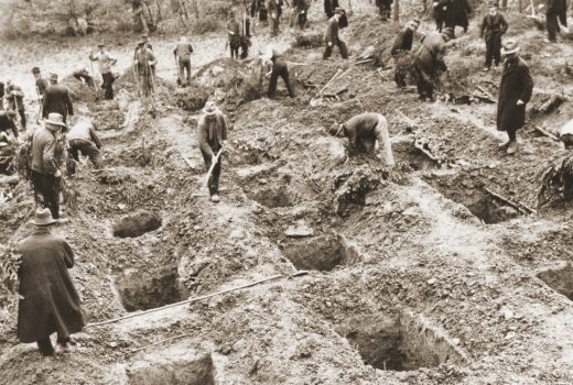 Pod nadzorem amerykańskich żołnierzy niemieccy cywile z Suttrop wykopują groby dla ofiar marcowej masakry.