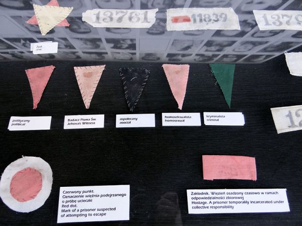 Oznaczenia więźniów na wystawie w Muzeum KL Majdanek.