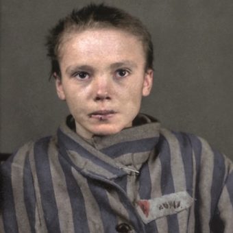 Więźniarka Auschwitz Czesława Kwoka w pasiaku, z widocznym czerwonym trójkątem i numerem obozowym. Więźniarka Auschwitz Czesława Kwoka w pasiaku, z widocznym czerwonym trójkątem i numerem obozowym.