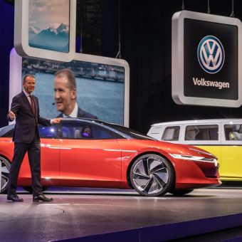 Herbert Diess na prezentacji modeli Volkswagena (fot. Matti Blume, lic. CC BY-SA 4.0)