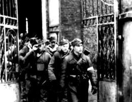 Kompania Szturmowa 3 Brygady Wileńskiej AK wychodzi z kościoła w Turgielach, na czele Romuald Rajs (fot. domena publiczna)