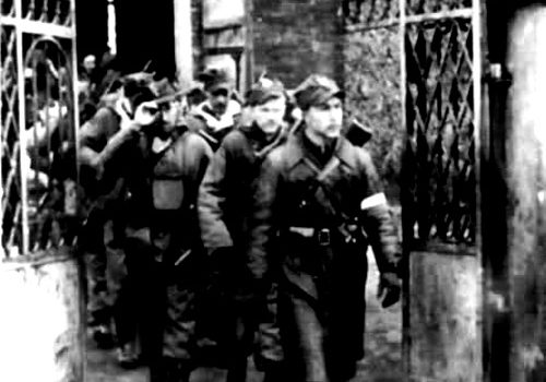 Kompania Szturmowa 3 Brygady Wileńskiej AK wychodzi z kościoła w Turgielach, na czele Romuald Rajs (fot. domena publiczna)
