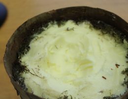 Rekonstrukcja masła torfowego przygotowana w 2012 roku z okazji Oxford Symposium on Food and Cookery (fot. Navaro, lic. CC BY-SA 3.0)