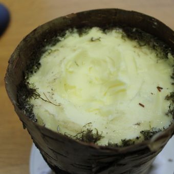 Rekonstrukcja masła torfowego przygotowana w 2012 roku z okazji Oxford Symposium on Food and Cookery (fot. Navaro, lic. CC BY-SA 3.0)