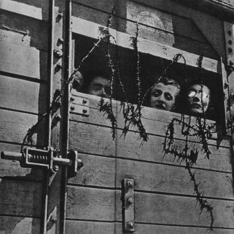 Żydzi w wagonie towarowym w drodze do obozu zagłady (fot. domena publiczna)