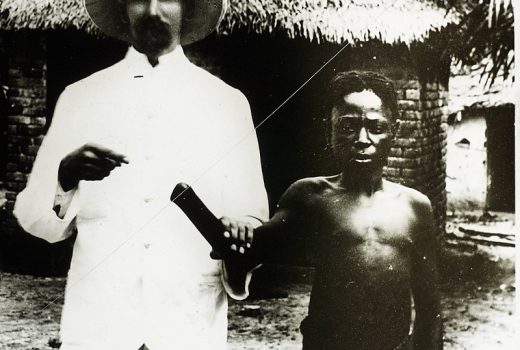 Biały misjonarz pozuje z Afrykaninem z Kongo, któremu odcięto rękę (fot. domena publiczna)