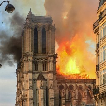 Katedra Notre Dame w płomieniach (fot. LeLaisserPasserA38, lic. CC BY-SA 4.0)