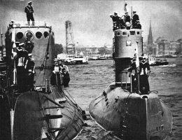 Okręty podwodne ORP "Sęp" i ORP "Bielik" z wizytą w Rostocku w 1968 roku. Dowódcą "Sępa" był przez pewien czas Henryk Pietraszkiewicz (fot. domena publiczna)