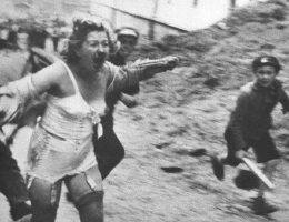 Jedna z ofiar pogromu ścigana przez tłum.