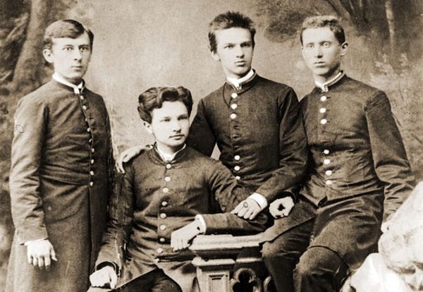 W działalność rewolucyjną wciągnął Józefa (trzeci z lewej) jego brat Bronisław (drugi z lewej).