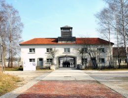 Dachau, budynek z bramą wejściową do obozu (fot. Guido Radig, lic. CC BY-SA 3.0)