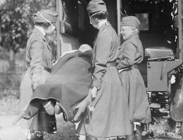 Gdyby lekarze szybciej zorientowali się, że przypadki zgonów żołnierzy w 1916 roku były spowodowane grypą, mogliby zacząć program szczepień i zapobiec najpotężniejszej pandemii w najnowszej historii.