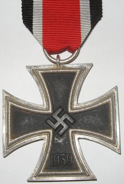 Zaledwie kilka dni po tym jak Mengele trafił na front otrzymał Krzyż Żelazny II klasy.