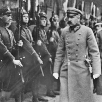 Wrogość Ukraińców w stosunku do Piłsudskiego nieustannie narastała od 1918 roku (na zdj. Piłsudski podczas przeglądu oddziałów w Mińsku w 1919 roku).