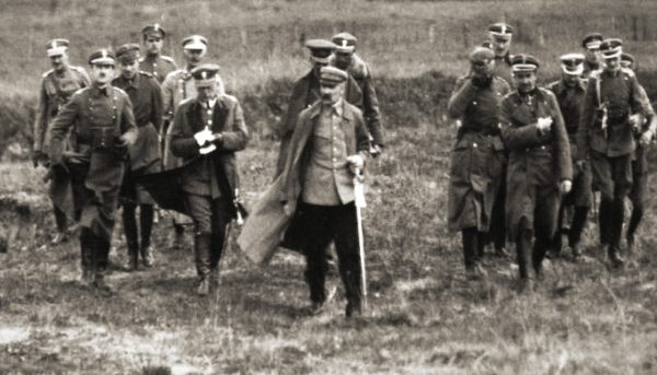 Józef Piłsudski ze sztabem, wiosną 1920 roku.