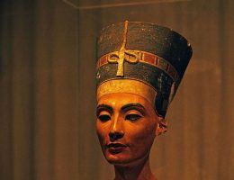 Popiersie Nefertiti (fot. Rüdiger Stehn, lic.CC BY-SA 2.0)