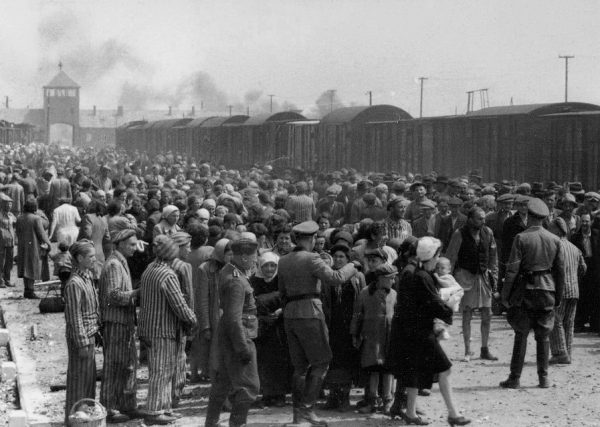 Mengele po latach wmawiał synowi, że podczas selekcji starał się zakwalifikować jak najwięcej ludzi, jako zdolnych do pracy. Na zdjęciu jedna z selekcji węgierskich Żydów w Birkenau.
