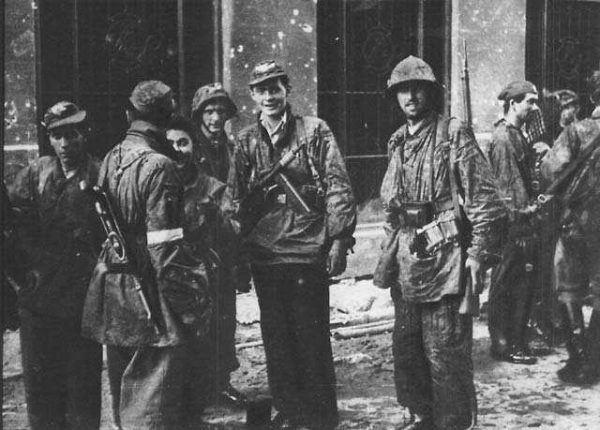 Żołnierze Batalionu „Zośka” nieopodal włazu kanałowego przy ul. Wareckiej.