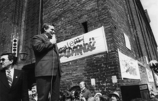 Wybory z 1989 roku w Polsce okazały się ostatnim akordem oddolnej rewolucji - podkreśla profesor Nowak. Na zdjęciu Lech Wałęsa na wiecu przedwyborczym.