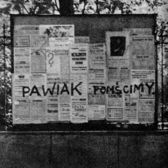 Napis wykonany przez harcerzy z organizacji „Wawer” na tablicy ogłoszeniowej przy ul. Brackiej.