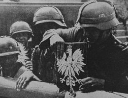 Żołnierze niemieccy zrywający godło państwowe, wrzesień 1939 (fot. domena publiczna)