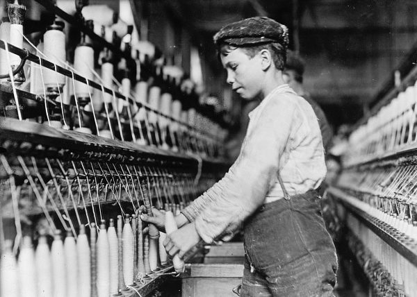 Dzieci z powodzeniem mogły wykonywać powtarzalne i łatwe do wyuczenia czynności. Zdjęcie z 1909 roku, Stany Zjednoczone. Dzieci z powodzeniem mogły wykonywać powtarzalne i łatwe do wyuczenia czynności. Zdjęcie z 1909 roku, Stany Zjednoczone.