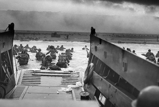 To jedno z najsłynniejszych zdjęć II wojny światowej. Przedstawia żołnierzy lądujących 6 czerwca 1944 roku, w słynny D-Day, na normandzkiej plaży "Omaha".