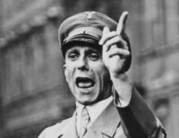 „Kościół katolicki trwa nadal - powiedział doktor Goebbels - ponieważ od dwóch tysięcy lat wciąż powtarza to samo. Partia narodowosocjalistyczna musi robić tak samo".
