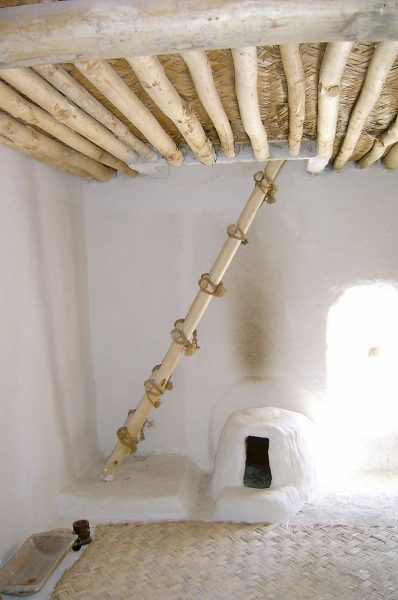 Rekonstrukcja wnętrza typowego domu w Çatalhöyük.