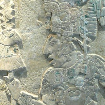Wizerunki na płaskorzeźbach i malowidłach sugerują, że wojownicy Majów często nosili "dekorację" w postaci wisiorków z ludzkich czaszek.
