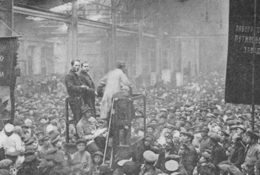 Bolszewicy zdobywali społeczne poparcie między innymi głosząc hasła antywojenne. Zdjęcie wykonano na wiecu politycznym w fabryce Putiłowa.