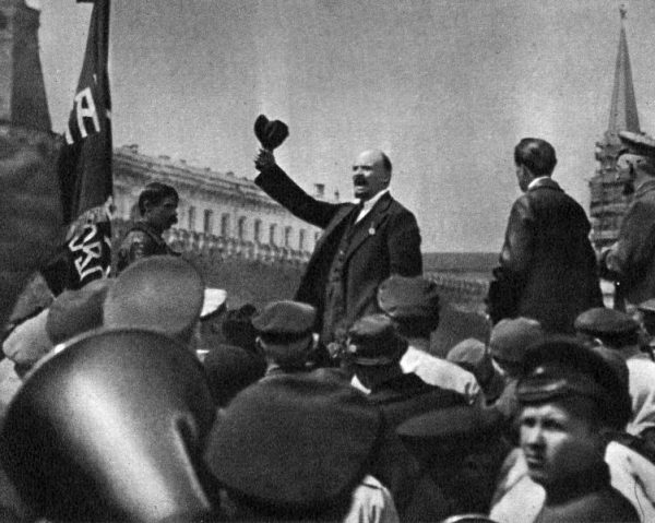 Pionierami "totalnej propagandy" byli bolszewicy.