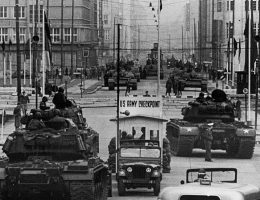 Zimnowojenny wyścig zbrojeń niemal doprowadził świat do katastrofy nuklearnej. Na zdj. amerykańskie i radzieckie czołgi pilnujące jednego z przejść granicznych w Berlinie.