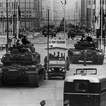 Zimnowojenny wyścig zbrojeń niemal doprowadził świat do katastrofy nuklearnej. Na zdj. amerykańskie i radzieckie czołgi pilnujące jednego z przejść granicznych w Berlinie.