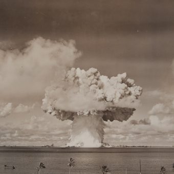 Testy atomowe, takie jak ten na Atolu Bikini, pogłębiały tylko atmosferę strachu i paranoi.